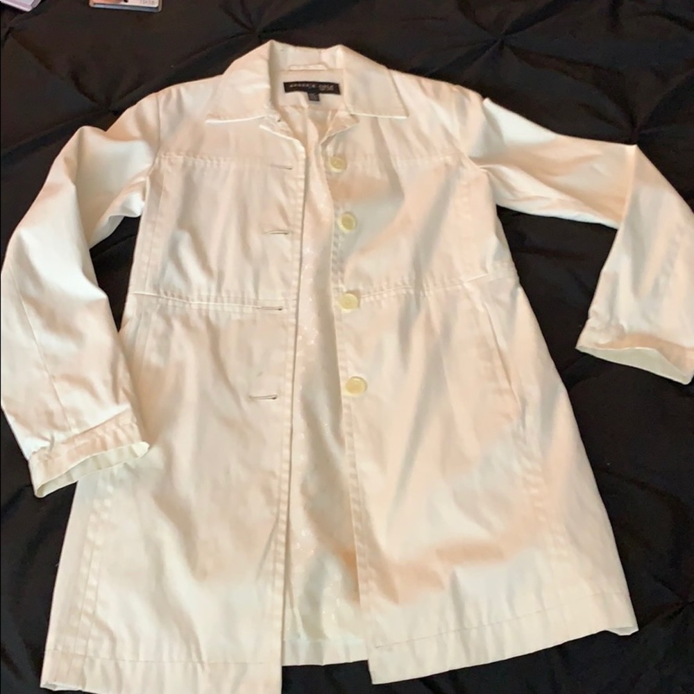 White lined rain coat w pockets no belt loops!